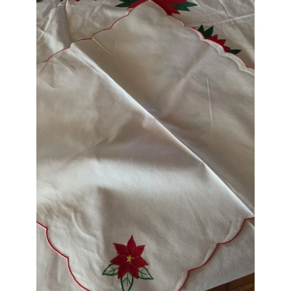 Poinsettas 66 Round Tablecloth White Red & Green Scalloped Edge 8 Napkins Retro